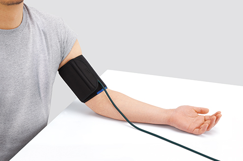 血圧計を使う男性の画像